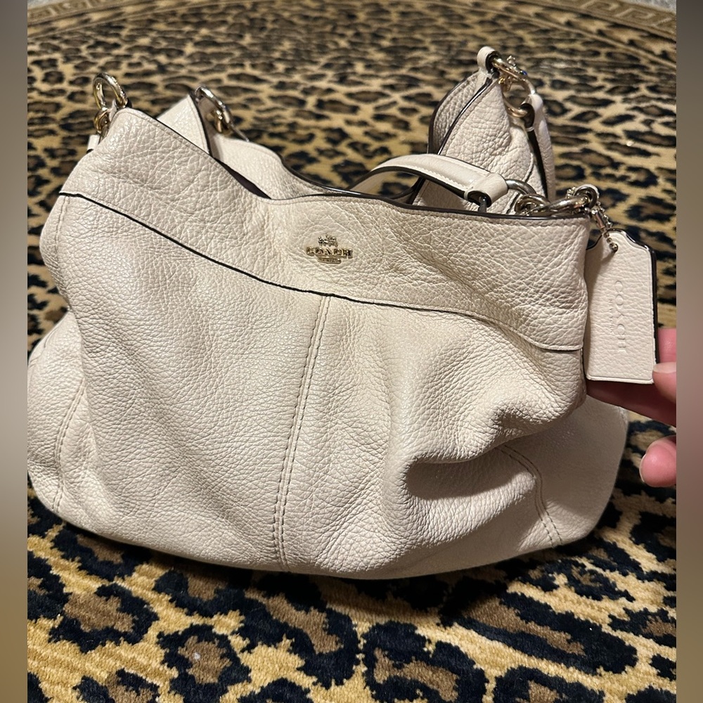 100% Authentic Coach white leather purse.  Very good condition.  Smells like new